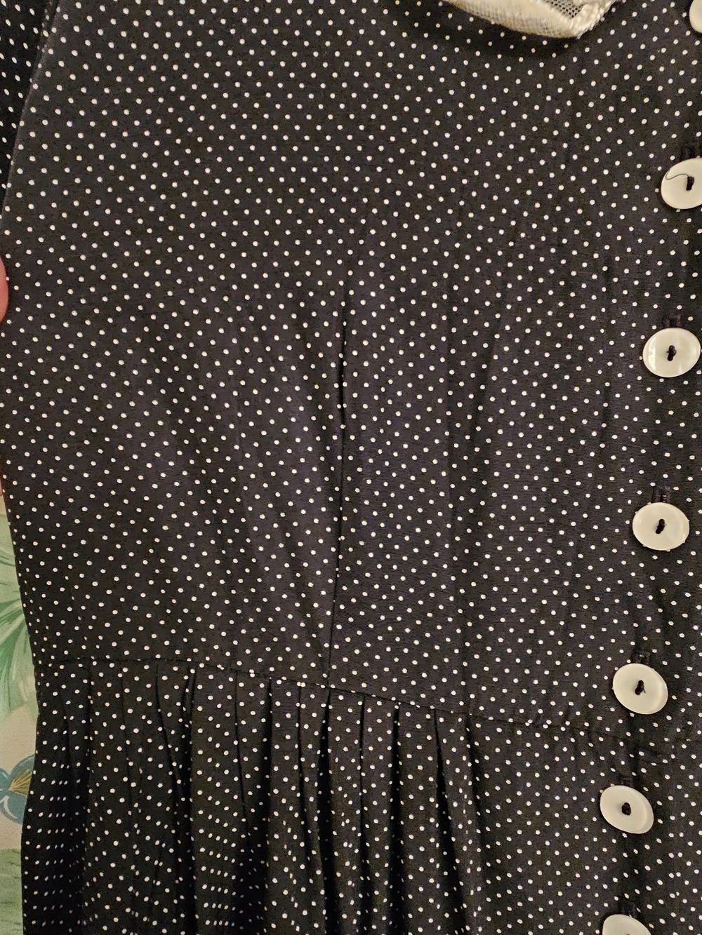 Vintage-Inspired Polka Dot Button-Front Dress with Lace Collar - Picture 11 of 11